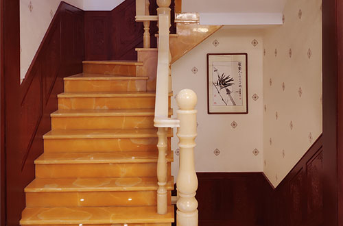 盂县中式别墅室内汉白玉石楼梯的定制安装装饰效果