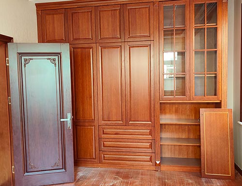盂县中式家庭装修里定制的实木衣柜效果图